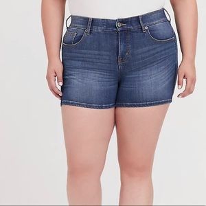 Torrid Bombshell Skinny 35IN Short Size 16 NWT